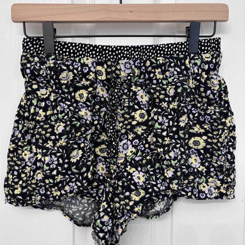 Black Floral Flowy Shorts | Vanilla Star Size S - Picture 5 of 5